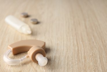 mengapa alat bantu dengar mahal