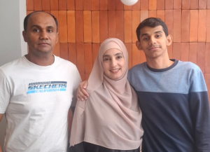 Ibu Nadiya dan keluarga